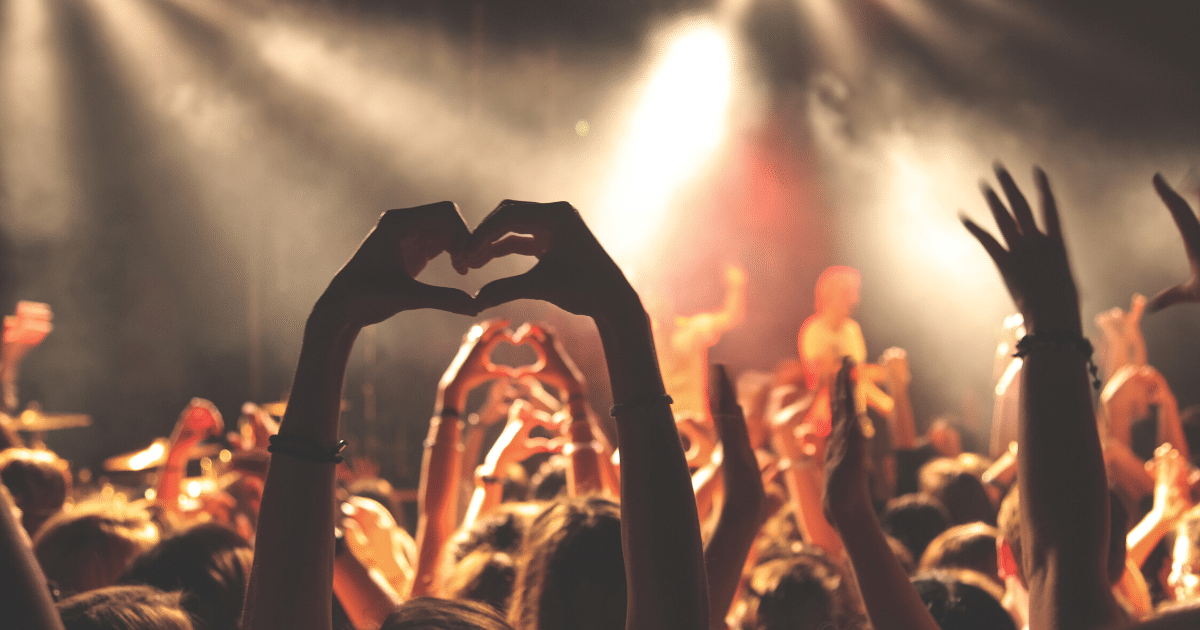 photo mains faisant un coeur