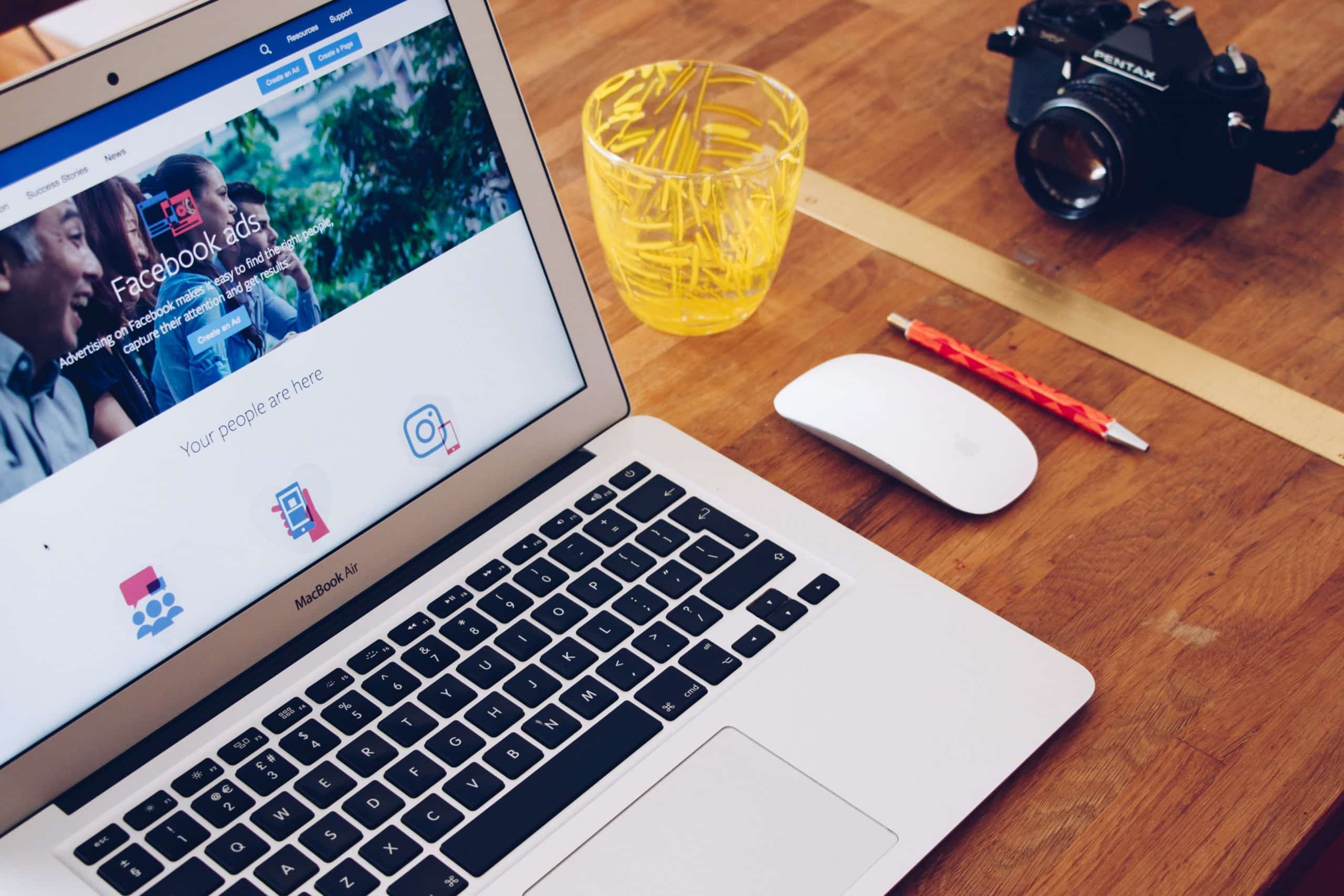 image d'ordinateur avec une publicité facebook sur l'écran